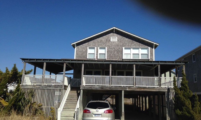 Wrightsville Beach House | 4 plus nights 400 per night. Excluding Thanksgiving only 2025. Charming cottage!
