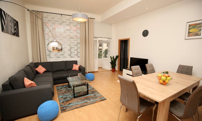 Prague 2 Apartment | 4 Rooms King Beds Centre AC Balcony Netflix