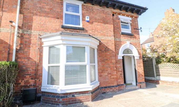 Lincoln Cottage | 4 SOUTH PARK, pet friendly, with a garden in Lincoln