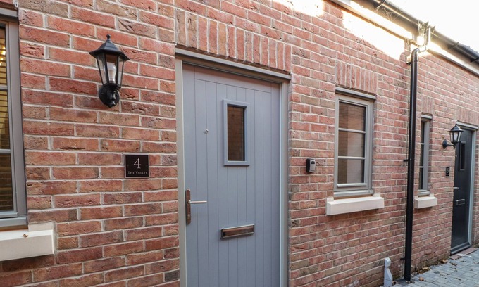 Glastonbury Apartment | 4 THE VAULTS, romantic in Glastonbury