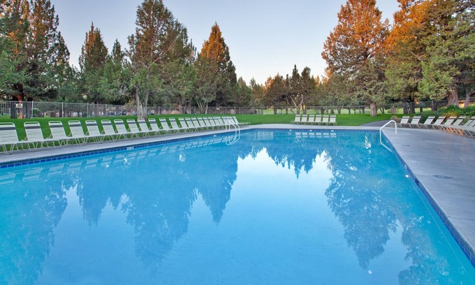 Redmond Cabin | 4 Units w/Kitchen | Pool, Spa, Golf & Free Parking
