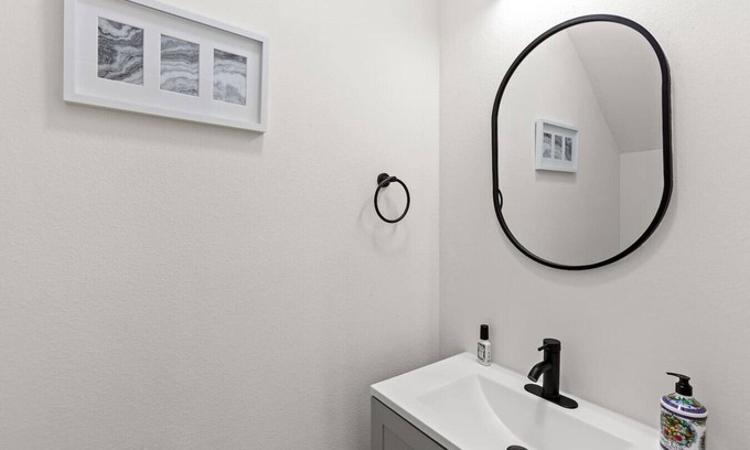 South Central Houston Apartment | 4010 Live Oak Unit B, Houston