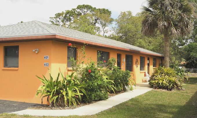 Laurel Villa | 403 Shore Rd - Spacious, Walk to Nokomis Beach/Casey Key, Wi-Fi, Pet Friendly