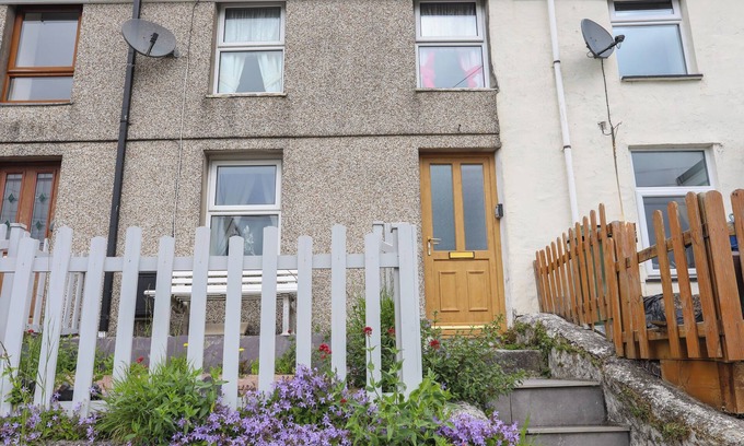 Llanllyfni House | 42 HYFRYDLE ROAD, pet friendly, with open fire in Penygroes