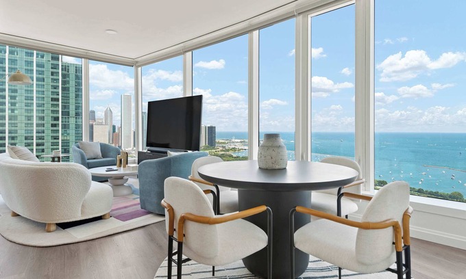 The Loop Apartment | 43 Fl World-Class Escape w/Breathtaking Lake Views