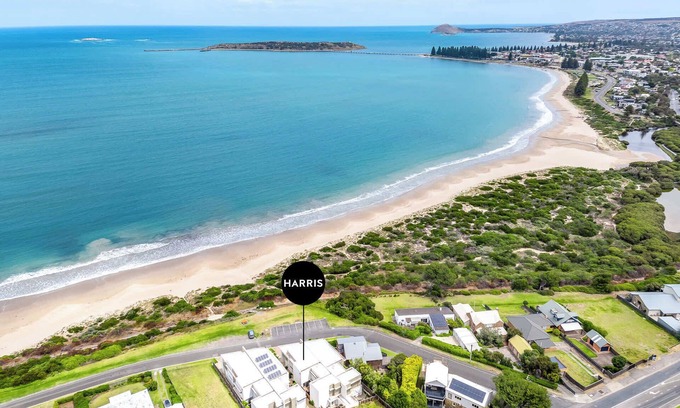 McCracken House | 43A Hayward Ct - Beachfront, Linen and Wi-Fi