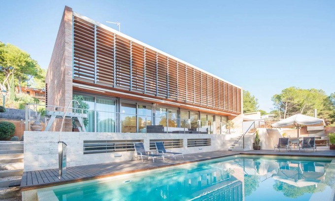 Tamarit Villa | 461 m² Villa ∙ 5 bedrooms ∙ 10 guests