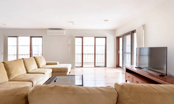 Truganina House | 476 m² House ∙ 5 bedrooms ∙ 8 guests