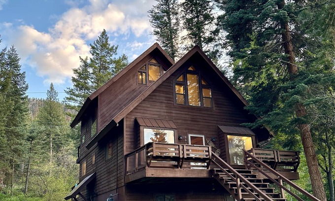 Ridgway Cabin | 4B/2.5BA Cabin in Ouray- 5 mins to pool!