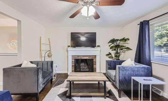 Lamar Heights Area House | 4BD - Hot Tub, BBQ, Games - 10 Mins to Olde Town