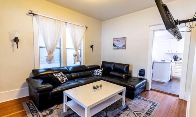 Saskatoon Downtown House | 4Bdrm Character Home Downtown