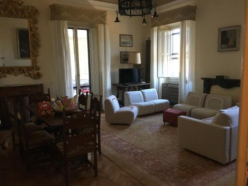 Oltrarno Apartment | 4bdrm elegant apartm in Private Estate, shared Swimmingpool, Maze Garden