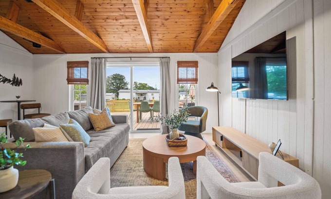 Summerlee House | 4br 3ba/10 min to NRG/hot tub/sauna/firepit