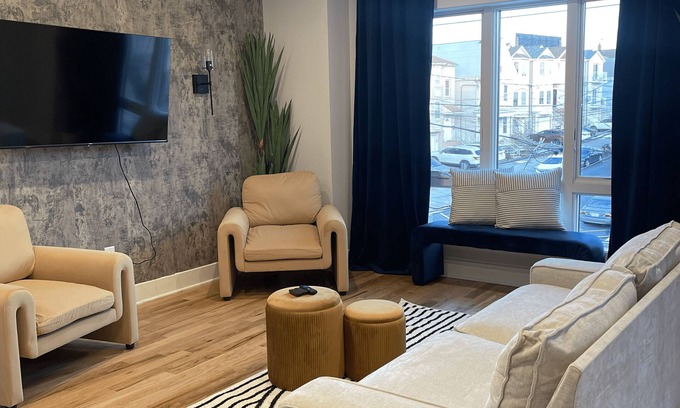 East Newark Apartment | 4br 5ba w/4 Car Parking, Bonus Rm+ B.Yard-NYC/EWR