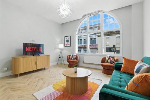 Birmingham City Centre Apartment | 4BR Apt in Central Birmingham Games Room & Free Parking