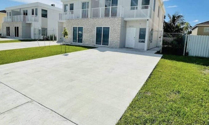 Princeton House | 4BR by MIA F1 GP Key West Beaches Luxury Getaway Nature