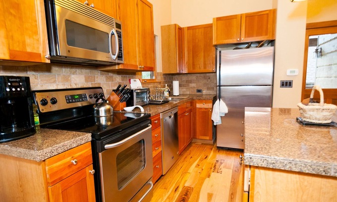 Rendezvous Cabin | 4BR cabin w private hot tub in Rendezvous, avail Dec. 24, 2023 - Jan 2, 2024