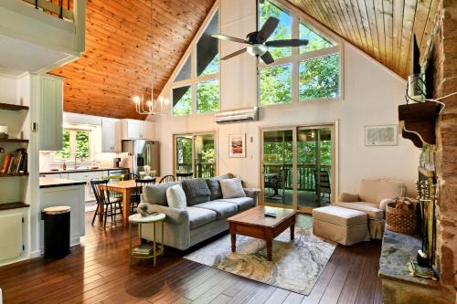 Deep Gap House | 4BR Hawk Ridge Cabin Game Room & Porch