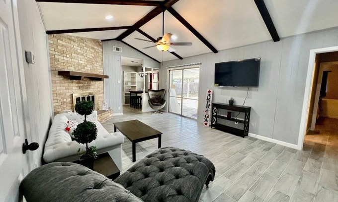 Universal City House | 4BR Home w/Pool Furnished Extended Stay near Randolph AFB Fast Wi-Fi W/D