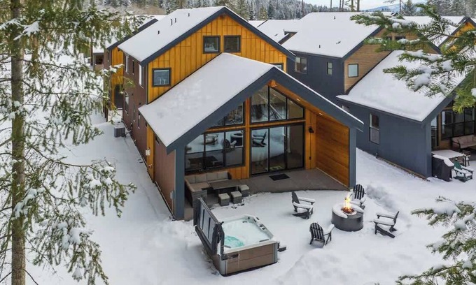 Ronald House | 4BR, HotTub, GameRm, Fire Place & Pit, Chefs Kitch