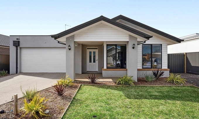 St Leonards House | 4BR Modern Family Home I Coastal Getaway