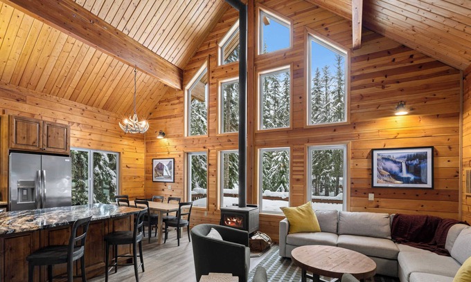 North Bend House | 4BR Retreat: 5-min to Ski, Snowboard, Snow Tubing