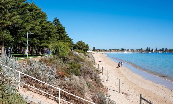 Rockingham House | 4BR Walk to the Beach Family Retreat