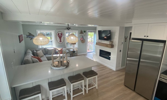 Kenyon House | 4br2ba home with central AC, sleeps 12, 1.5 miles to beach! BEACH PASS!