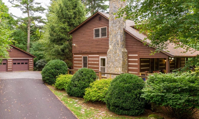 Boone Cabin | 4J Getaway - Rustic cabin between Boone & Blowing Rock with hot tub