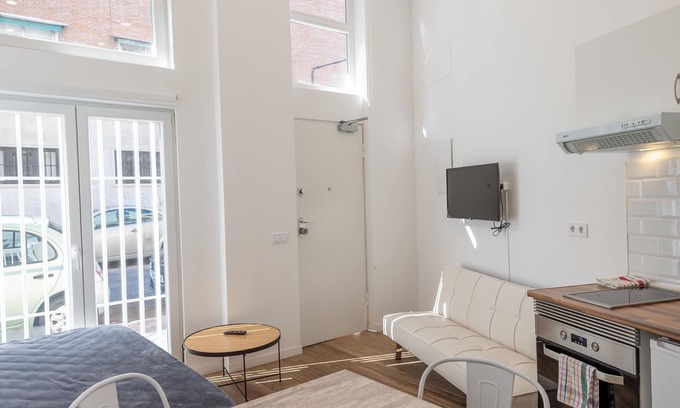 Vista Alegre House | 4km From Sol , 1 min Metro, Wifi, Washing Machine and Dryer