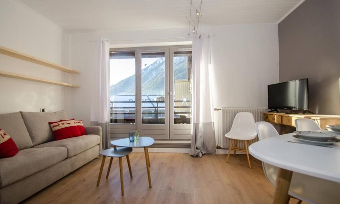 Chamonix City Centre Apartment | 4th floor, view valley, balcony, parking, tv, ski locker, 49m², Chamonix