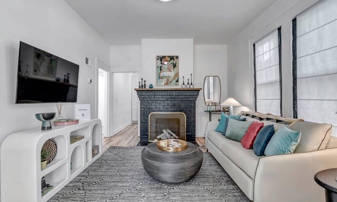 Urban Core Apartment | 4x Adorable Side by Side Apts - Sleeps 18!