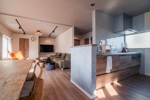 Shiroishi House | 5分車程札幌中心大通公園 豐平川河景四房 廁所x2 浴室x1 淋浴x1 包棟別墅近地鐵 停兩台車