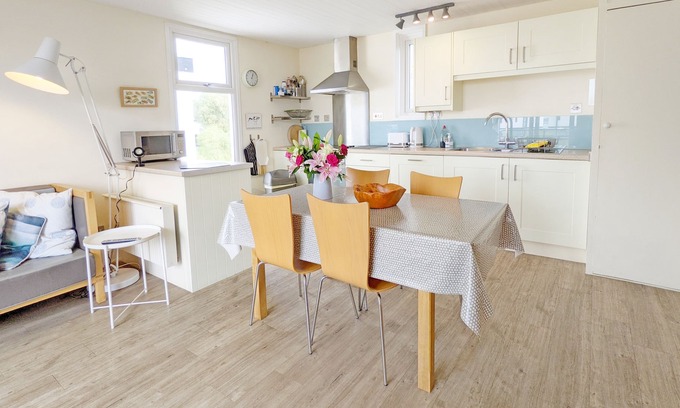 Emsworth Cottage | 5 Avocet Quay, Emsworth - a lodge/cabin that sleeps 4 guests in 2 bedrooms