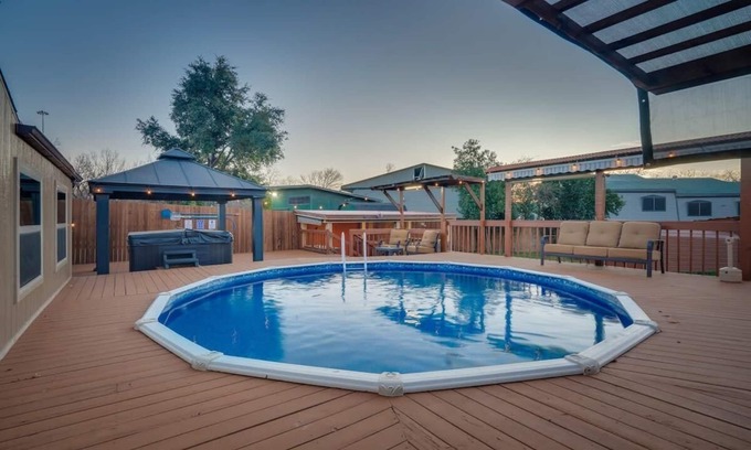 Dallas House | 5-BD/3-BA in the Heart of Dallas w/Pool & Hot Tub