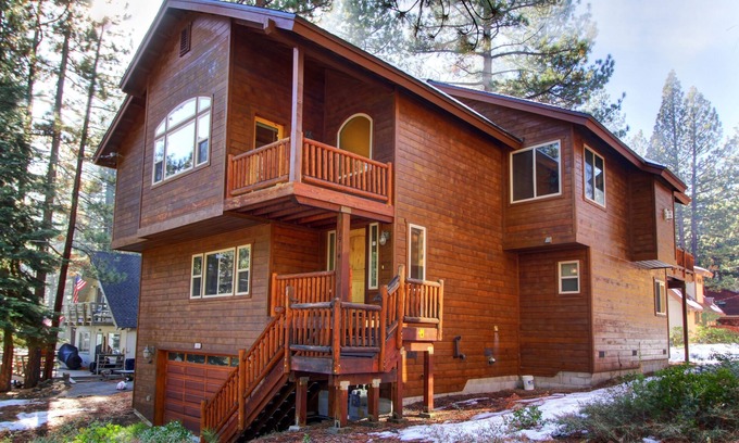 Pioneer Trail Ski Chalet | 5 Bdrm Chalet W/Hot Tub/wifi/PoolTable/Off Pioneer/April Special/Max 10 Guests