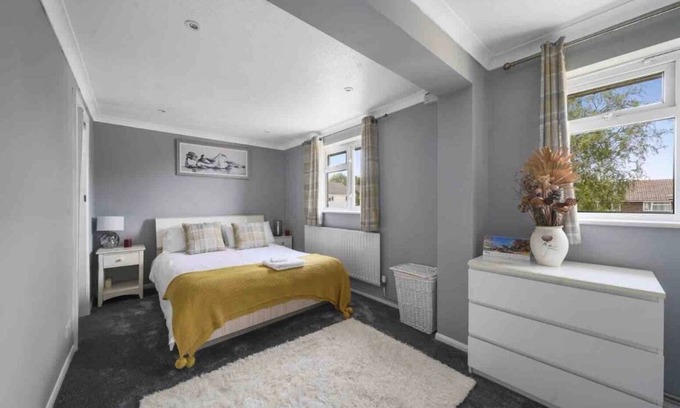 Larkfield House | 5 Bed House - Sleeps 10 - Garden - Parking - Wifi