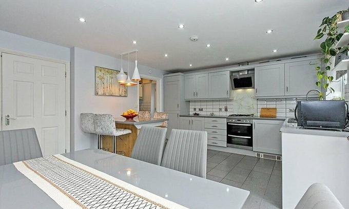 Sittingbourne House | 5 Bed | Sleeps 10 | Lesuire | Contractors | Kent