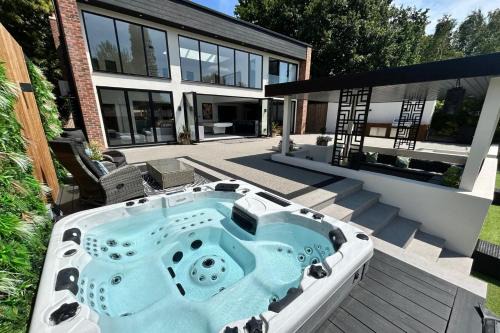 Doncaster Villa | 5 Bed Villa-Sleeps 10-Hot Tub-Bar & Pool table