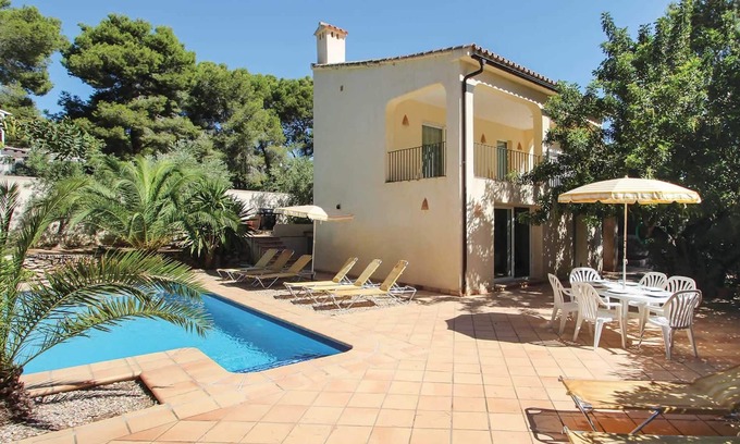 Moravit Villa | 5 bed villa with pool and BBQ