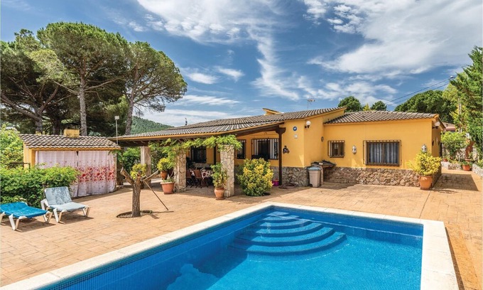 Mont Barbat House | 5 bedroom accommodation in Maçanet de la Selva