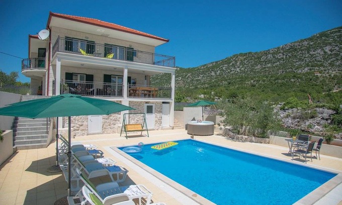 Rastovac House | 5 bedroom accommodation in Zagvozd