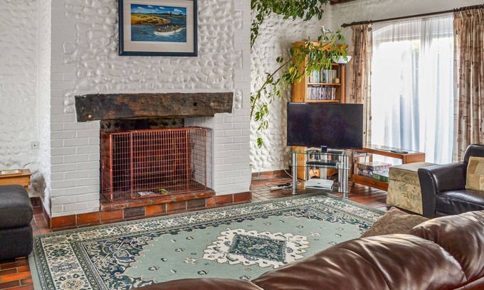 Weybourne Cottage | 5 bedroom accommodation in Weybourne
