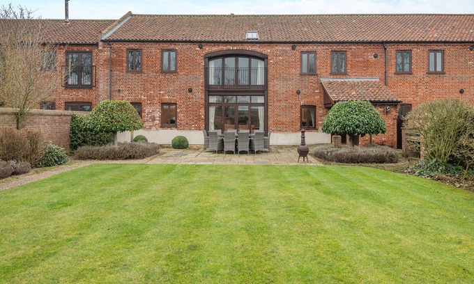 Sculthorpe Cottage | 5 bedroom accommodation in Sculthorpe, Fakenham