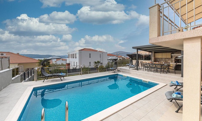 Okrug Gornji House | 5 bedroom amazing home in Okrug Gornji
