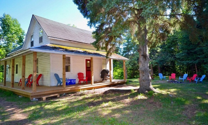 Highland Grove Cottage | 5 Bedroom Farmhouse on Baptiste Lake