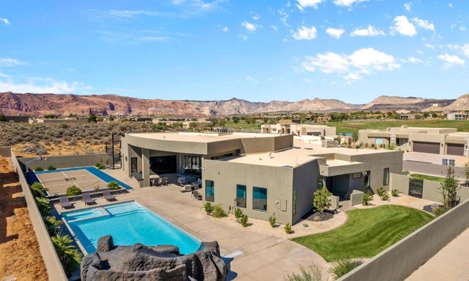 St. George House | 5-bedroom home with private amenities