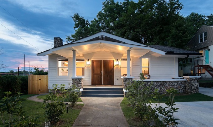Crestline Heights House | 5 Bedroom Modern Farmhouse mins from Downtown