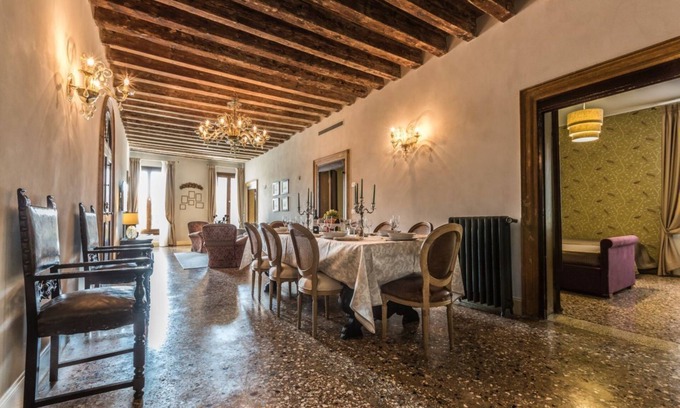 Cannaregio Apartment | 5 Bedrooms, 3 Bathrooms, Air Conditioning and Large Dining and Living Area.