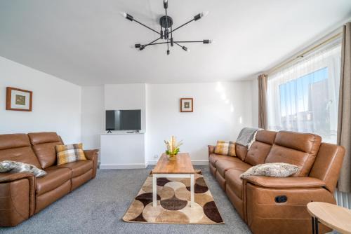 Havering Bed & Breakfast | 5 Bedrooms Homely House with Garden-Sleeps 11 Comfortably on 5 Double Beds, 1 Single Bed, Onsite Private Parking,Business Travellers, Contractors, & Holiday-Goers, Family Groups, Near Westfield Stratford,Excel Centre,O2 Arena,Elizabeth Line,Central London